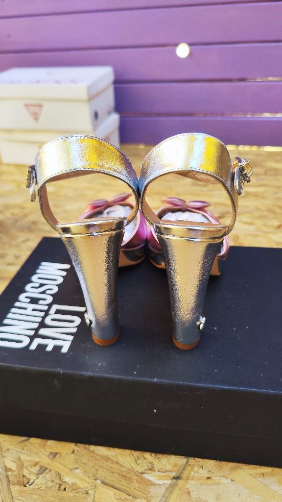 Обувки на ток Moschino love