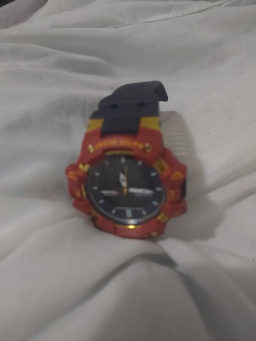 Ceas de mână cu afișaj digital și analogic