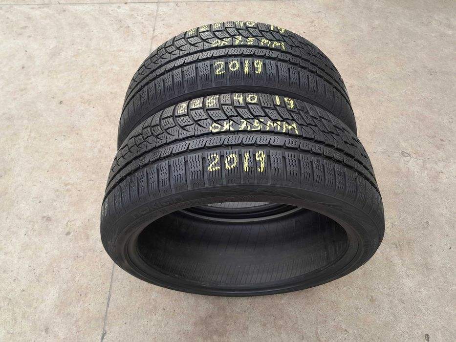 Doua anvelope de iarna 225 40 19 nokian WR A4 profil 7,5 mm