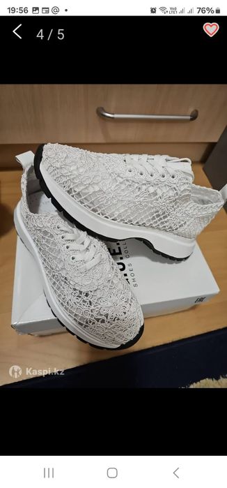 Продам Стрейчевые кроссовки