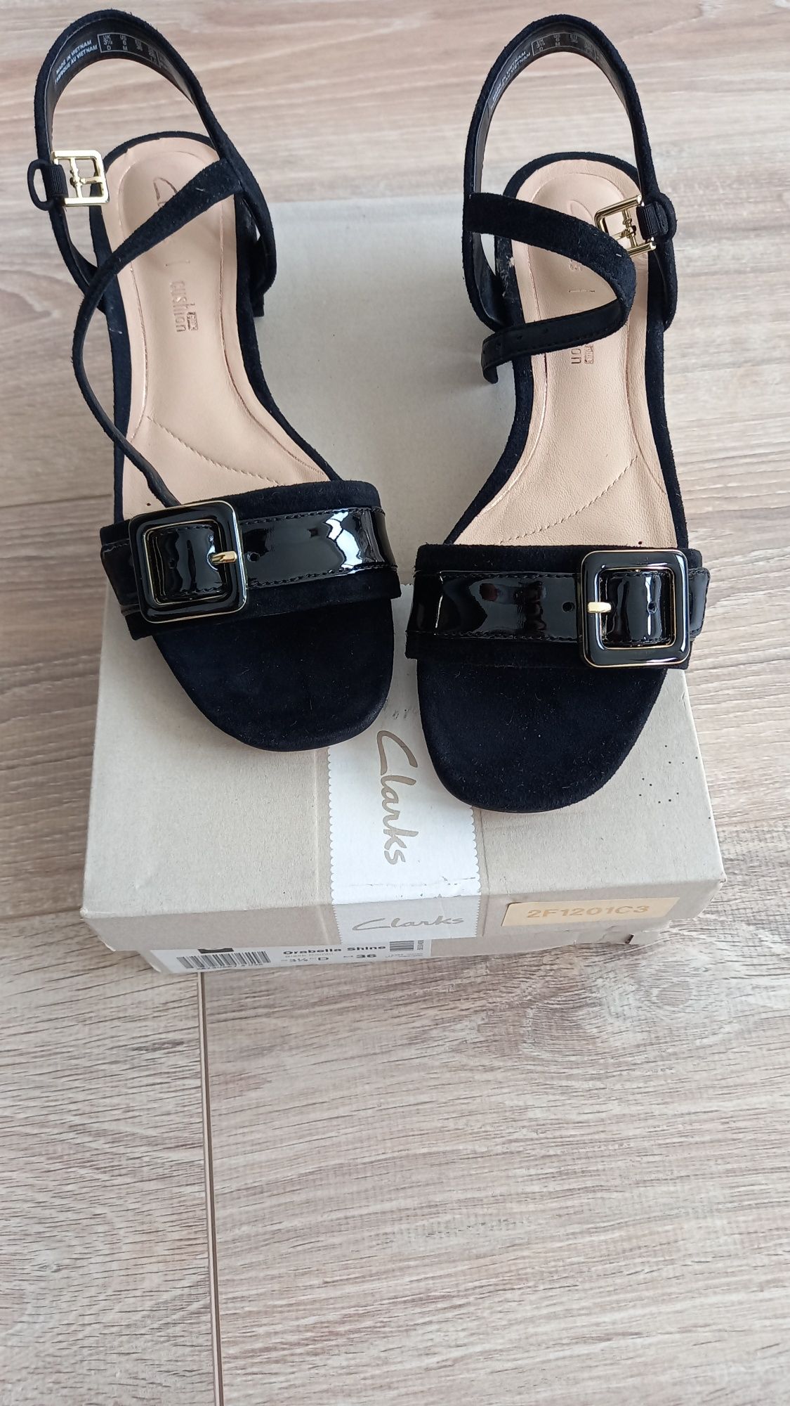 Стилни и удобни сандали Clarks
