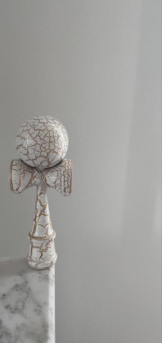 Kendama model “Cracked Paint”- in stare Nou Nouță