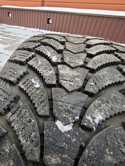 Продам комплект зимних шин 245/45/18