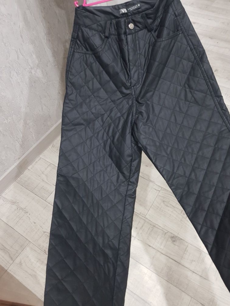 Брюки стеганные эко кожа. ZARA
