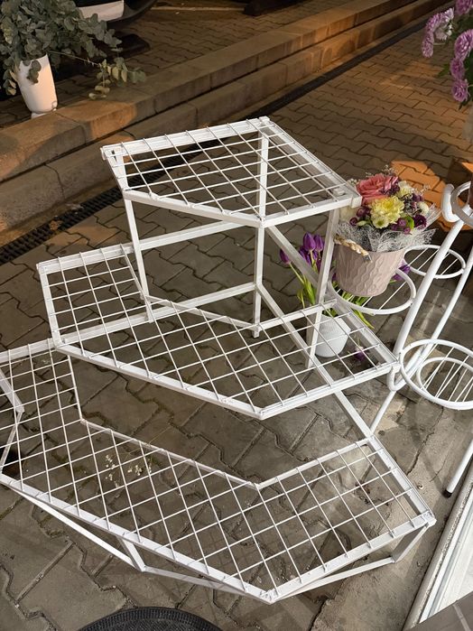 Метални стелажи – подходящи за магазин, цветарски обект или склад