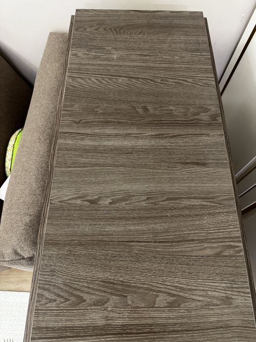 Стол гостевой в хорошем состоянии