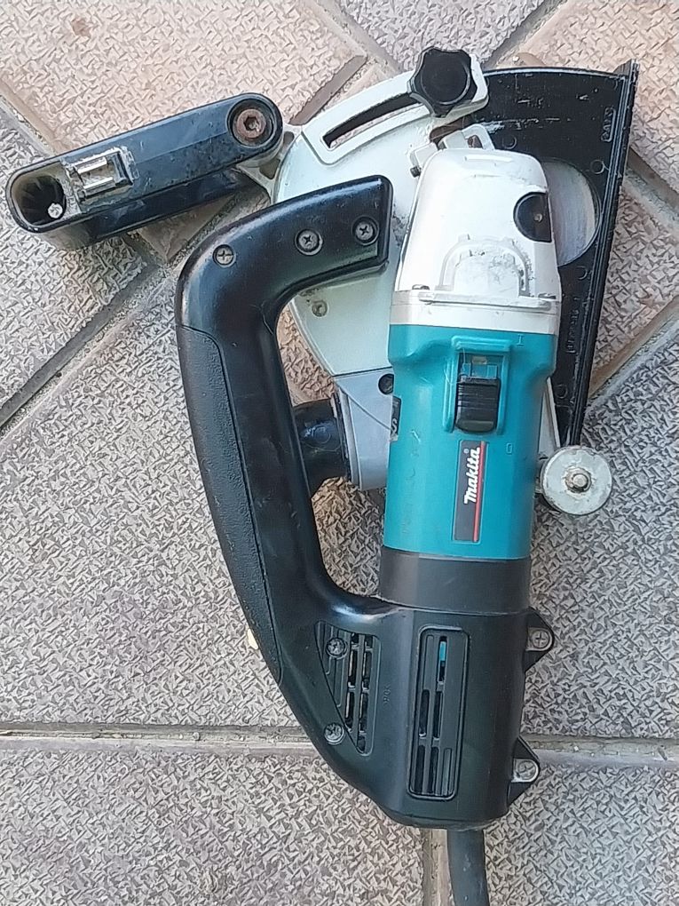 Masina de făcut canale MAKITA  SG 1250 de 1400 w