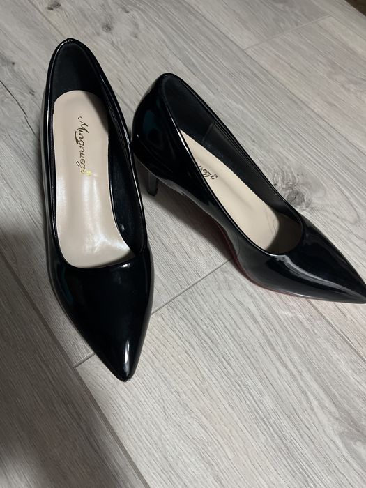 ДЕВОЧКИ срочно продам каблуки 36 размер!