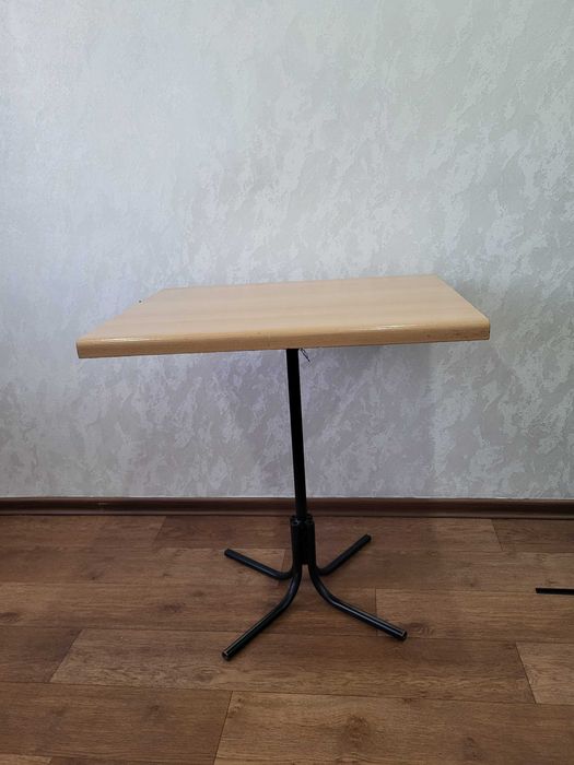 Продам стол. Размеры: 74/70/56 см