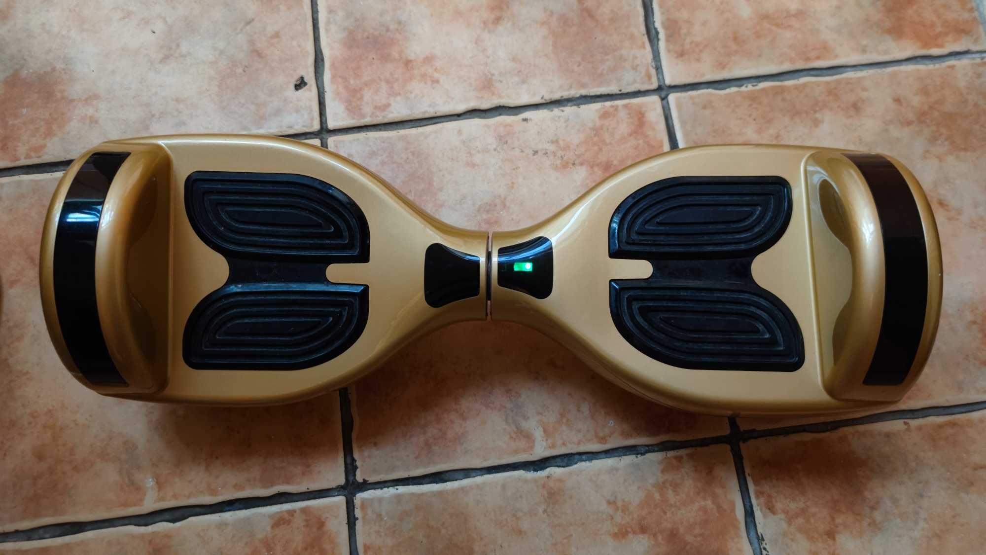 Hoverboard  cu leduri și boxa Bluetooth auriu