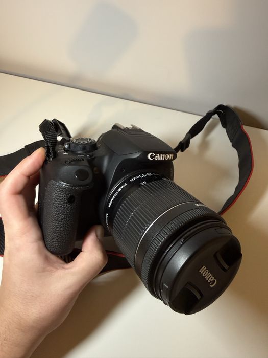 Canon 700D DSLR + obiectiv 18-55mm în stare excelentă ca nou!