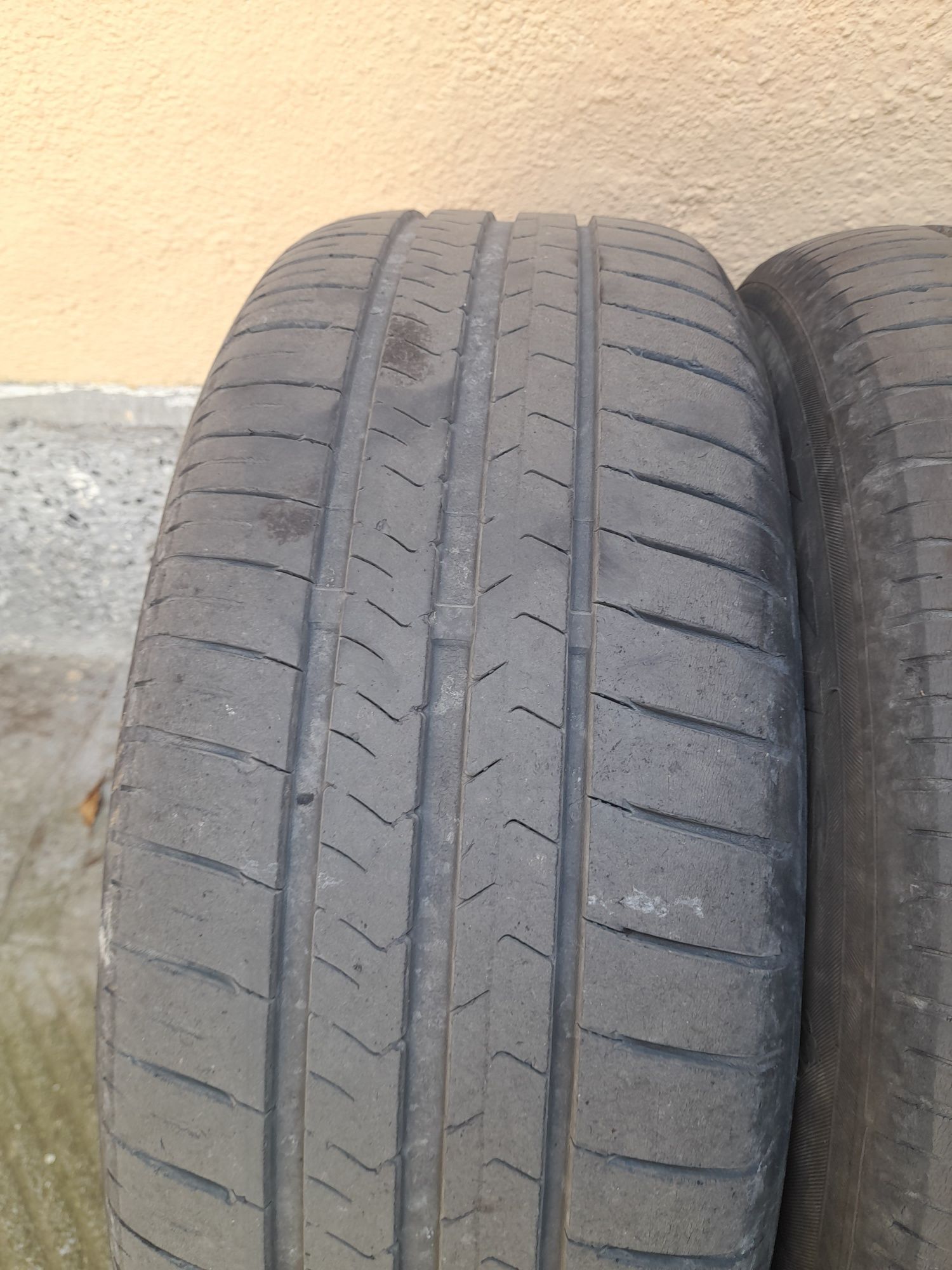 5 бр. 205 55 16, летни гуми, 1 бр. Firestone и 4 Maxxis