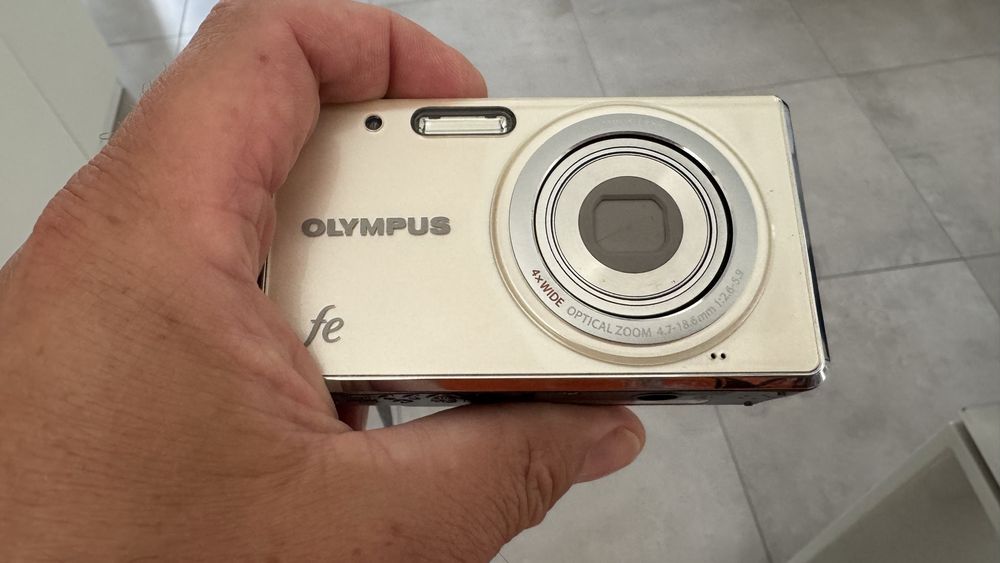 Aparat foto Olympus , mic si frumos . Impecabil cu accesorii.