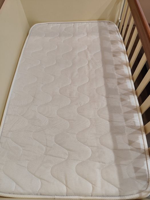 Продава се бебешка кошара 3 в 1, използвана много малко.