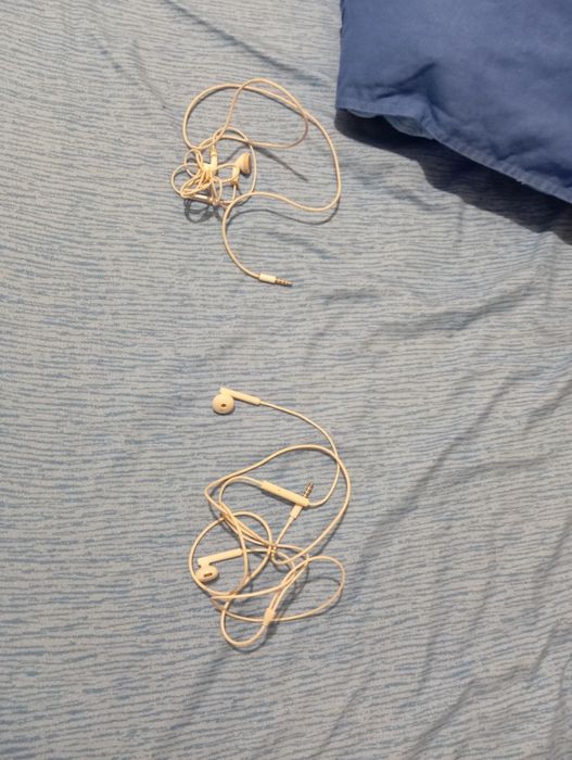 Vând căști copilului