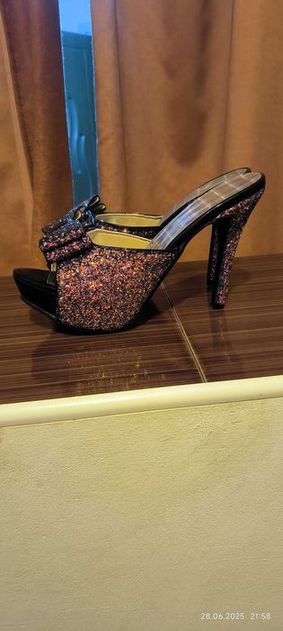 Vând saboți eleganti