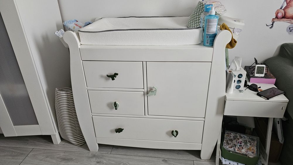 Pătuț și comodă pentru înfășat bebeluși