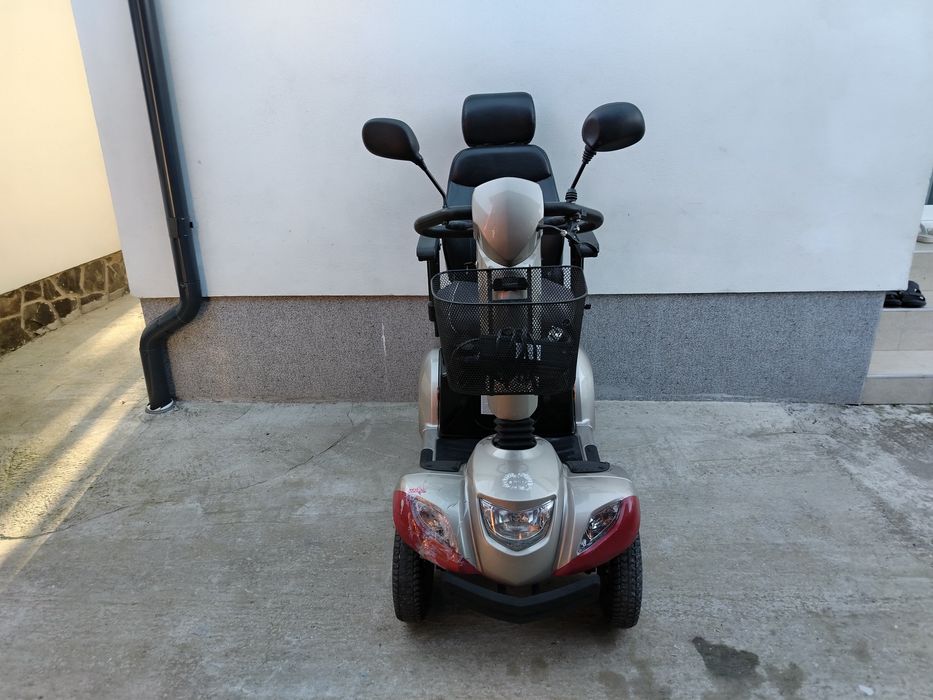 Cărucior scuter electric persoane cu dizabilități