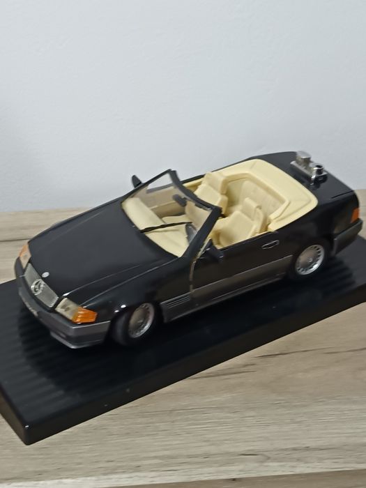 Cadoul perfect pentru birou macheta 1/18 Mercedes SL 500