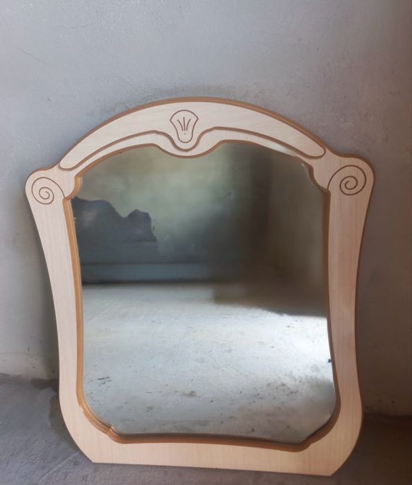 Продаю зеркало в раме.