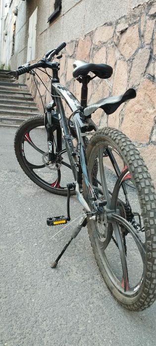 Продаю велосипед в хорошем состоянии белый БМВ. Звонить на сообщения н