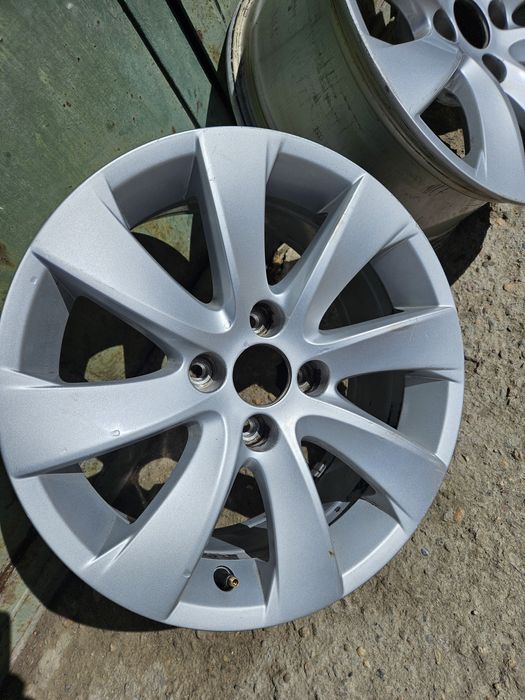 Se vinde jante aluminiu 215 /60R16 R16