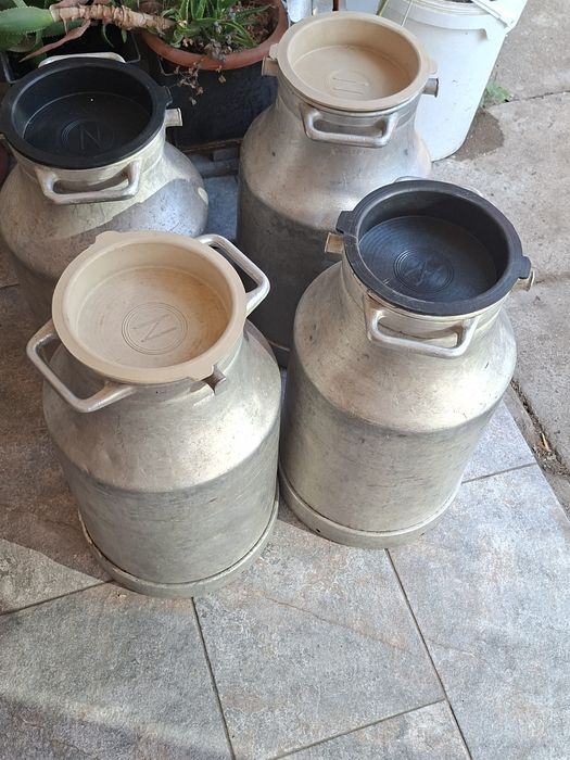 Vând bidoane de aluminiu