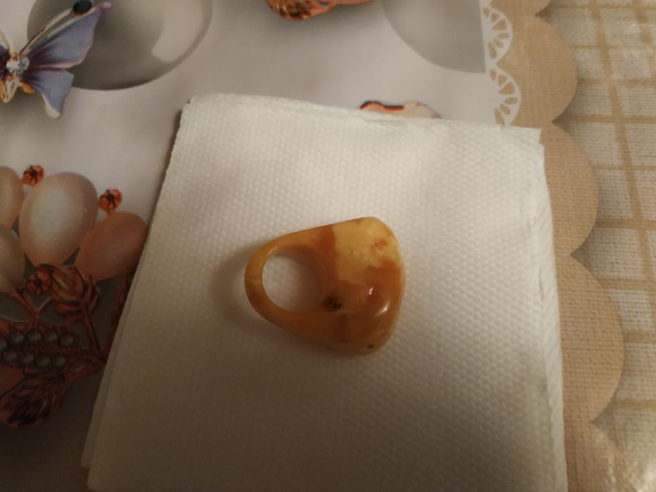 Продаю колечко натуральный янтарь светлого цвета.