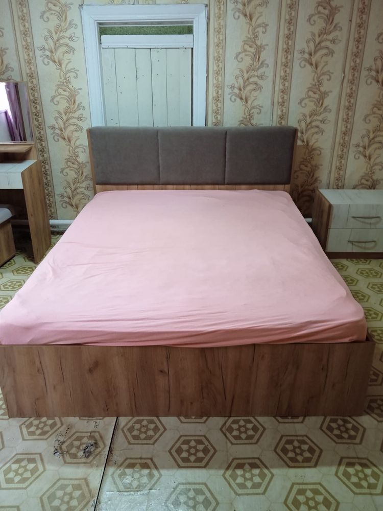 Кровать с матрасом