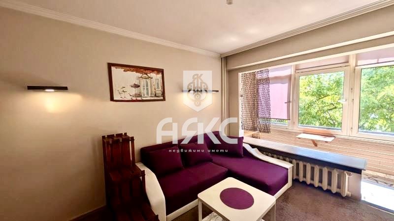 Двустаен апартамент в кв. Разсадника