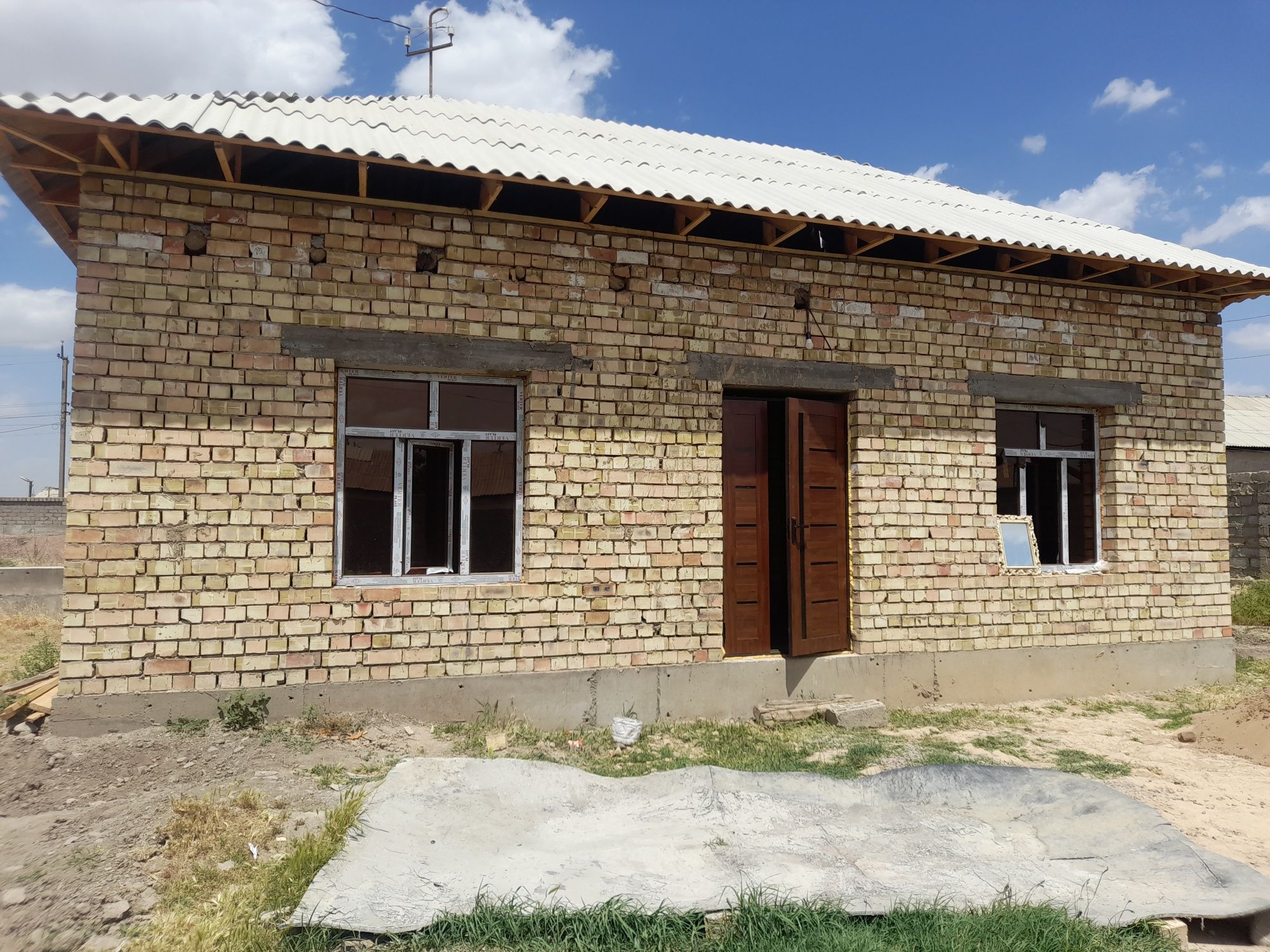 Hovli uy sotiladi