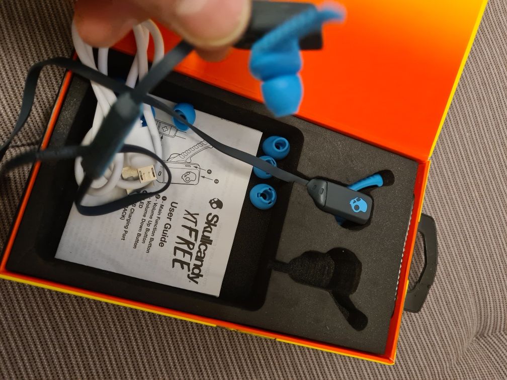Casti bluetooth Skullcandy XT Free in cutie ca noi schimb
