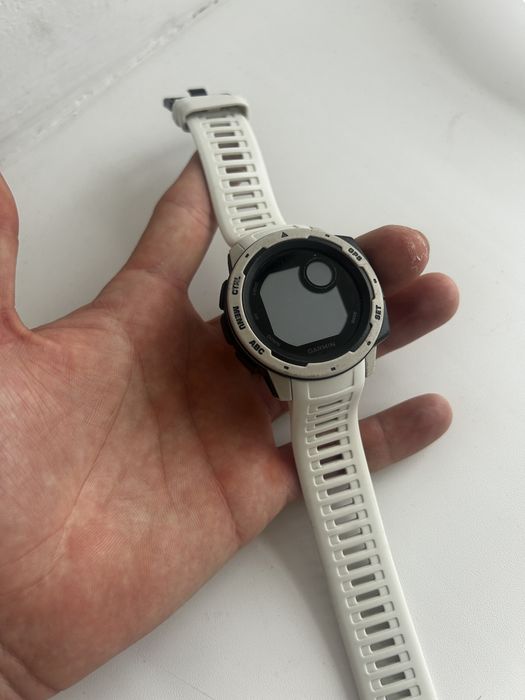 Часы Garmin instinct