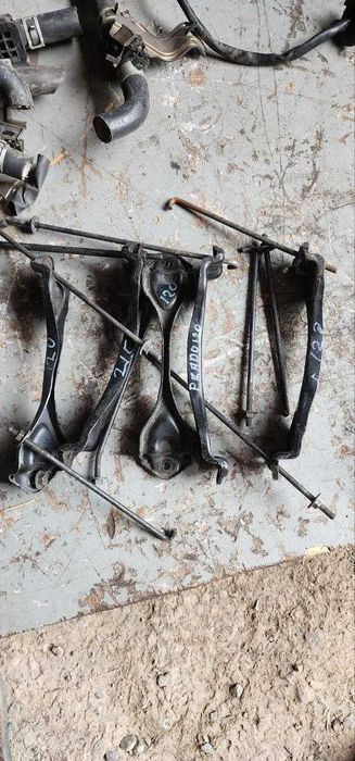 Крепление аккумулятора  Toyota Land Cruiser Prado 120, 4Runner 215