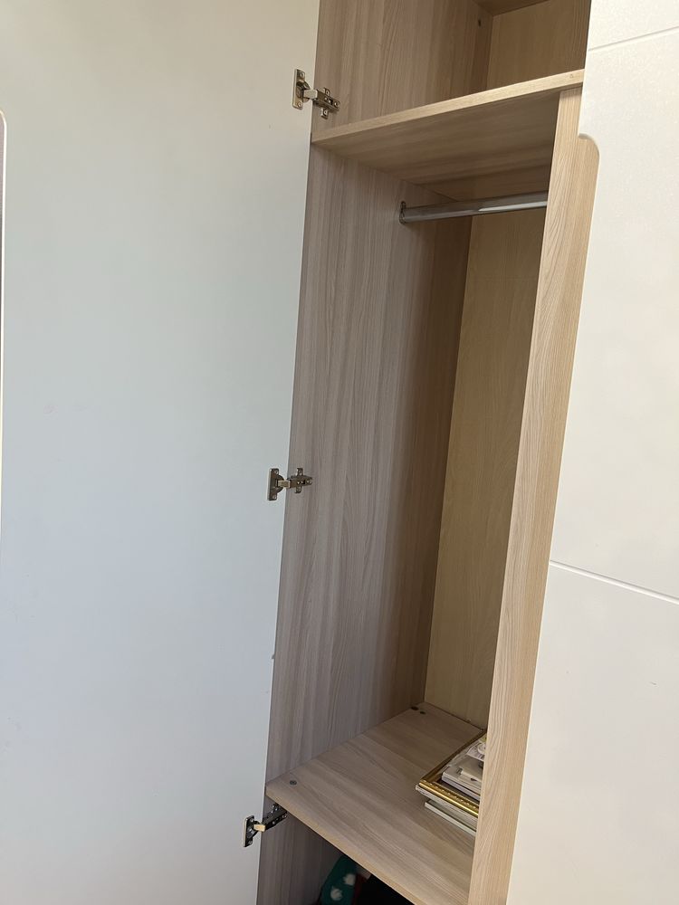 Продаю современный шкаф для одежды