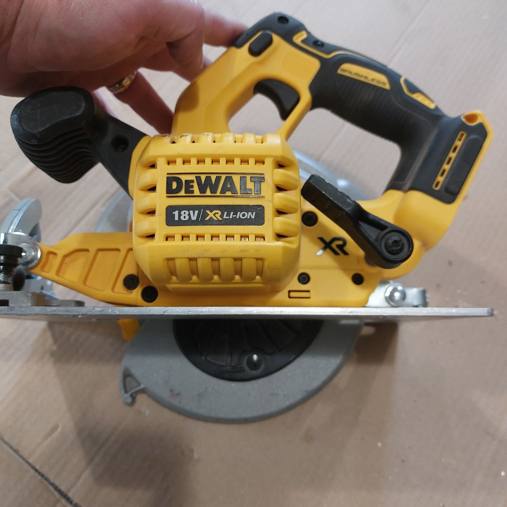 Dewalt DCS570 безчетков акумулаторен ръчен циркуляр Девалт 184мм