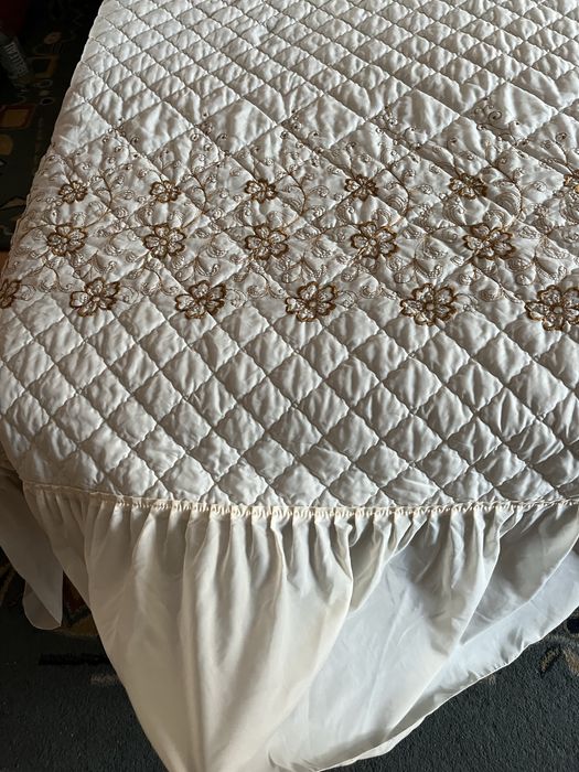 Cuvertura pat mare matlasata si  brodata