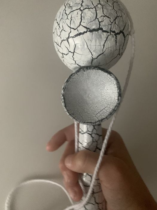 Kendama alb cu negru