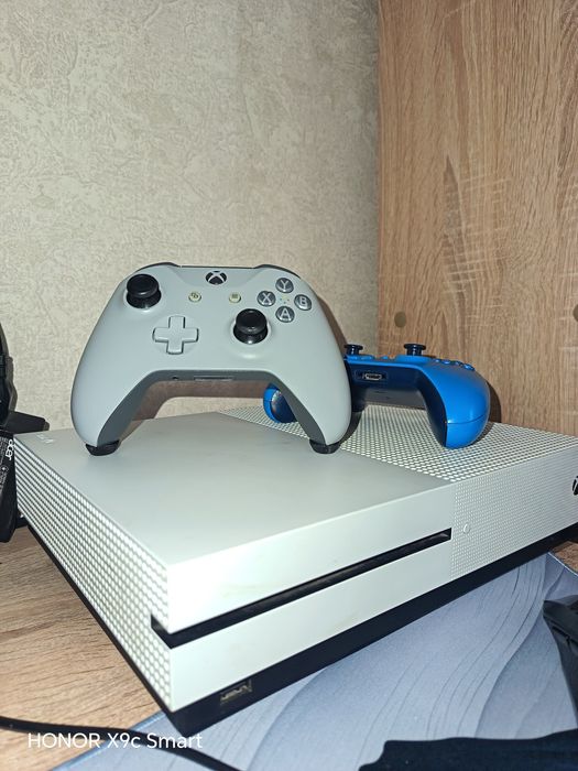 XBOX ONE S  520 гб