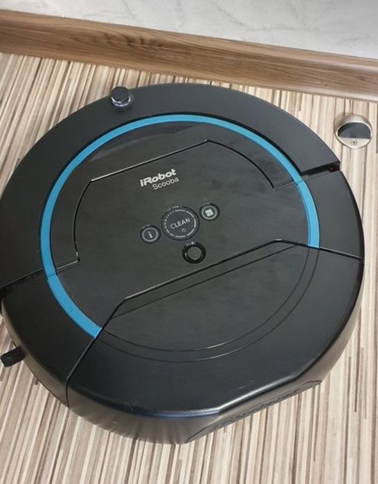 Aspirator robot cu spălare iRobot Scooba.
