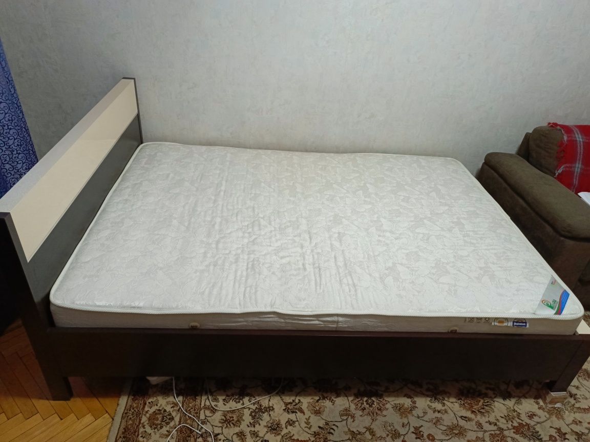 Кровать с матрацом в отличном состоянии