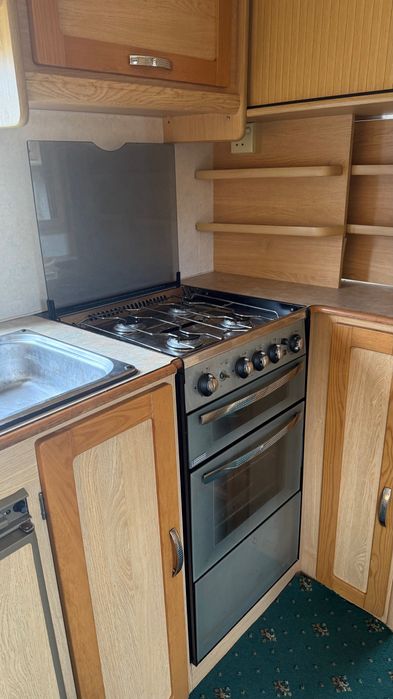 Каравана със френска спалня