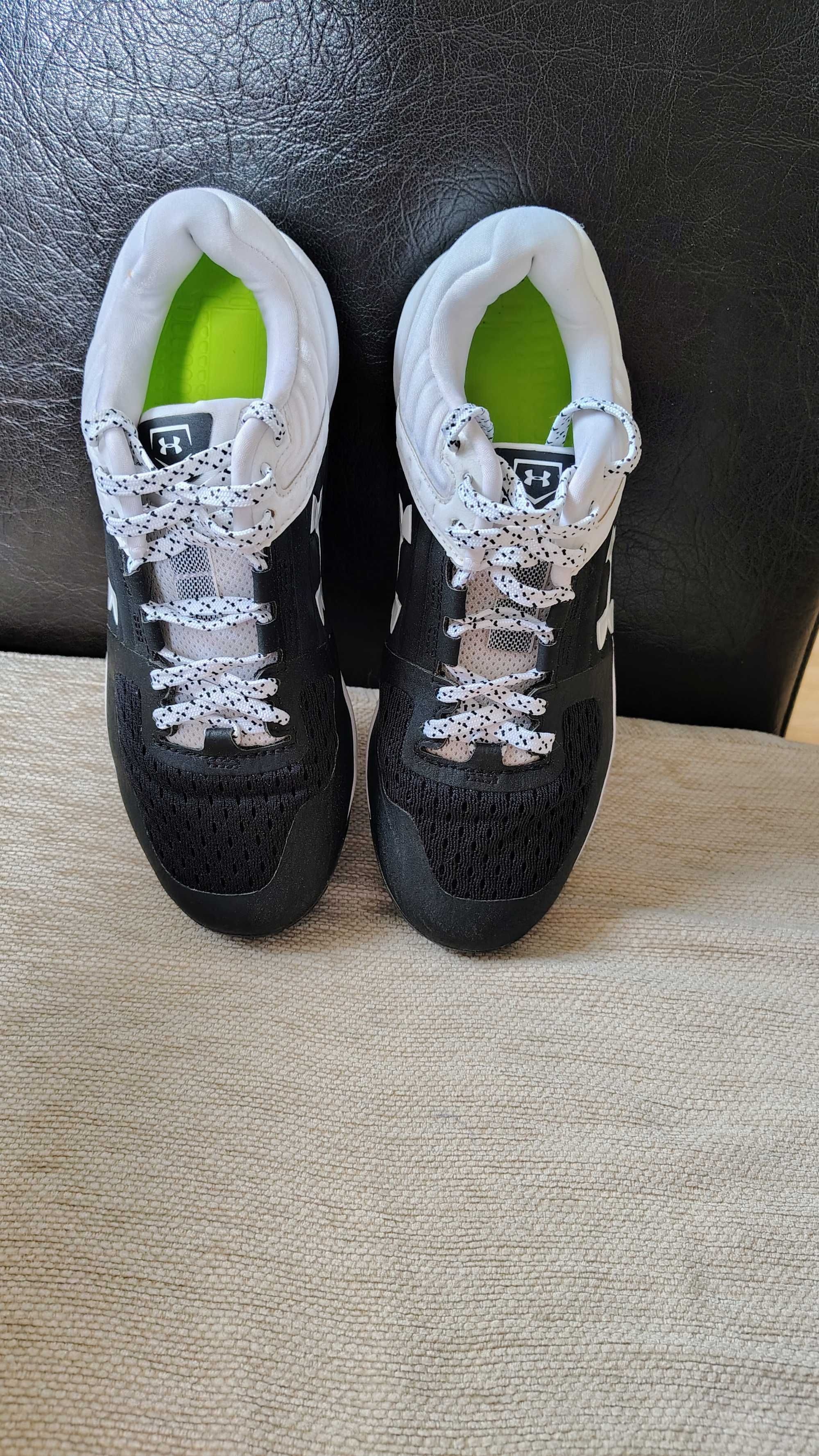 Футболни обувки Under Armour кожени бутонки, бяло и черно 36.5/23.5 см