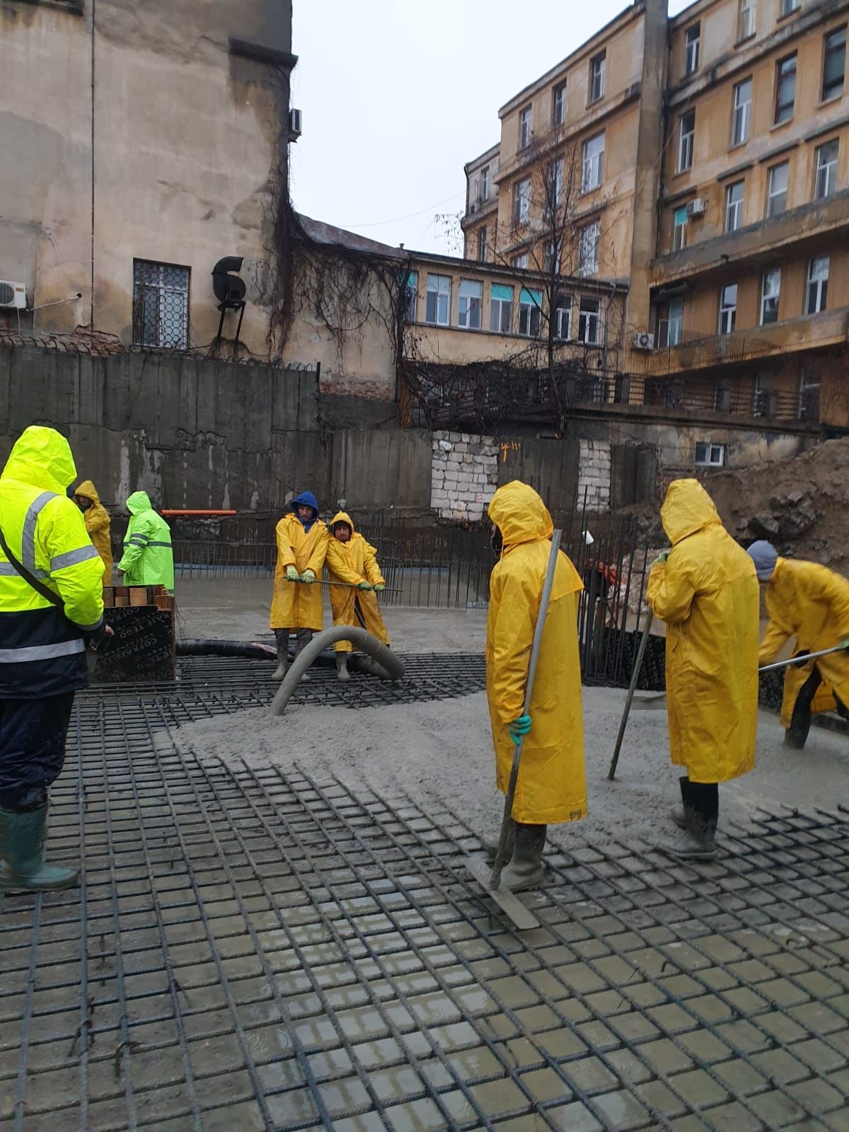 Turnare Beton Finisat cu Elicopter si cuart - Pardoseli Industriale.