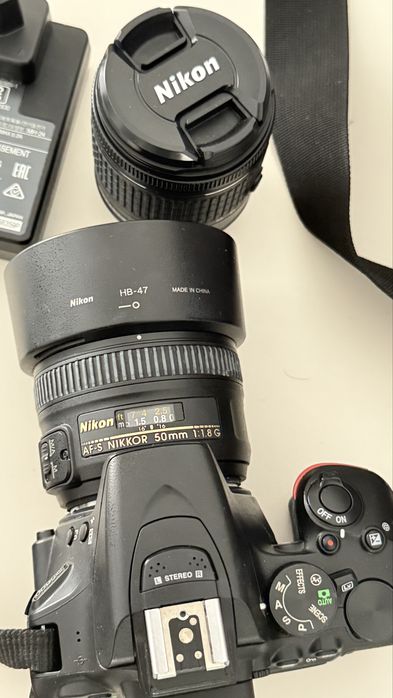 Vând Nikon D5600 DSLR + 2 obiective + accesorii