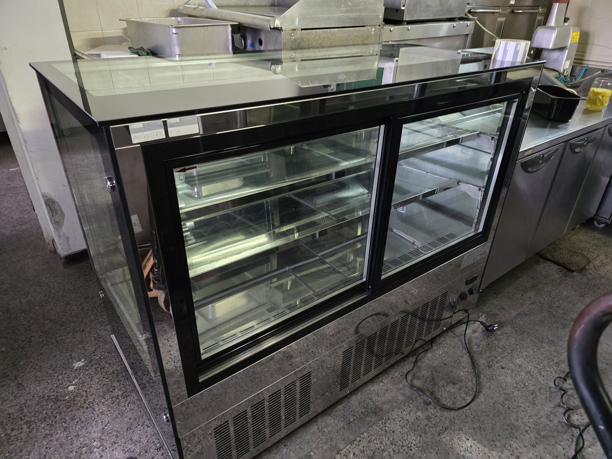 Хладилна витрина за торти 150на120на74см  6800лв инокс 2023г