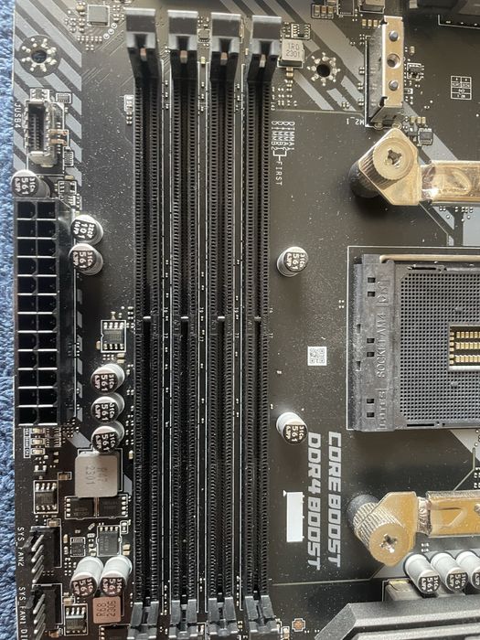 Msi MAG B 550 Tomahawk Ryzen 7 5700x3d 32 gb 2x16 4000mh kingston