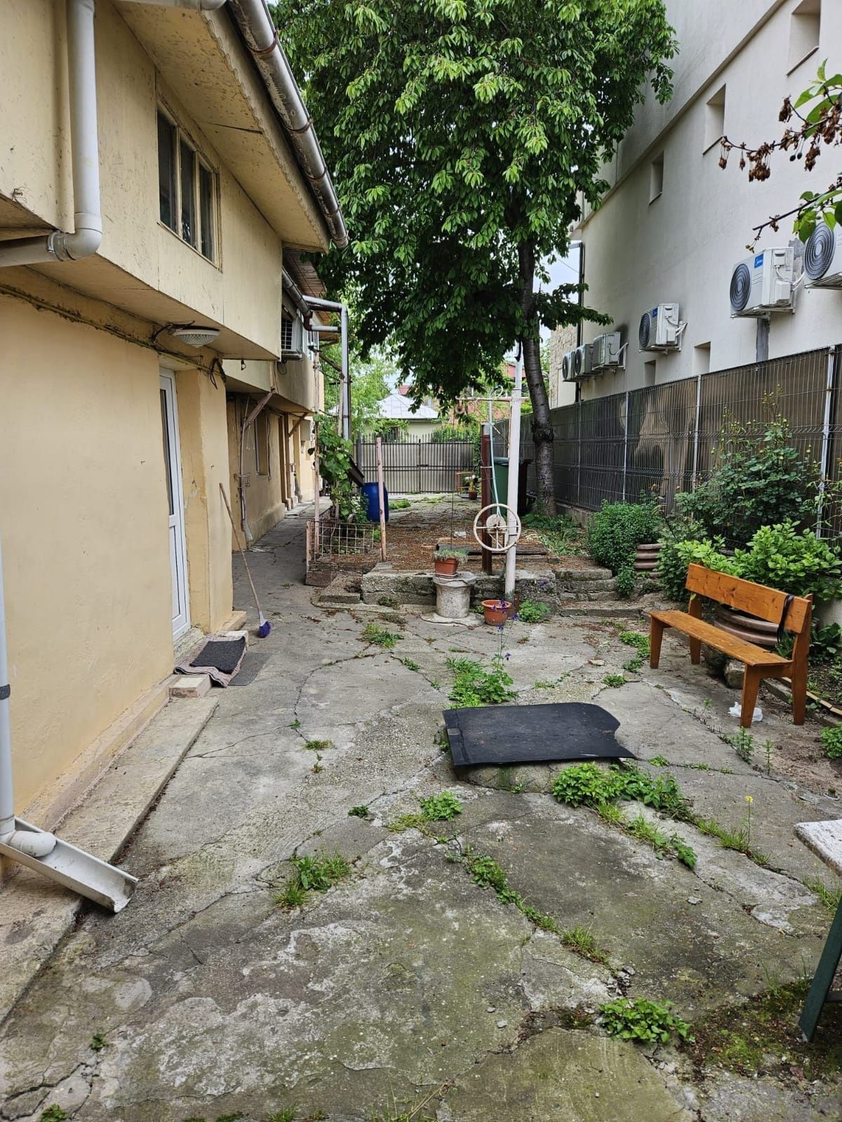 Casa Baneasa veche la curte