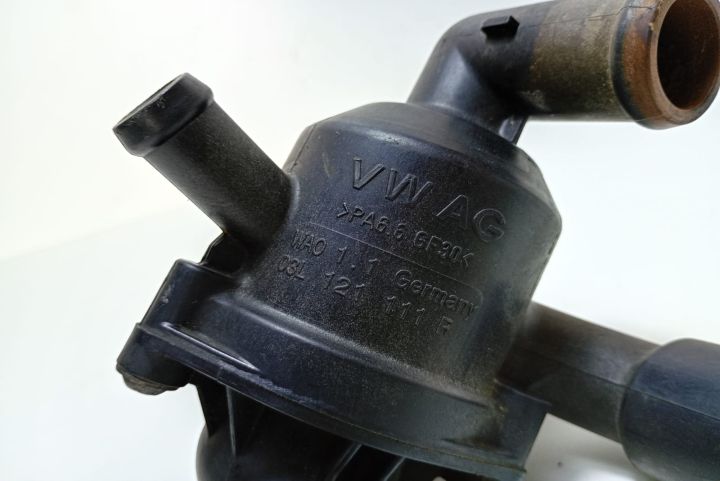 Carcasa termostat 03L121111R Volkswagen VW Passat B7 seria