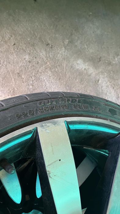 Anvelopa de mașină cu geanta